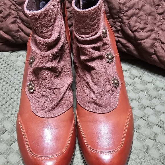 Spring Step Boots - Picture 2 of 4